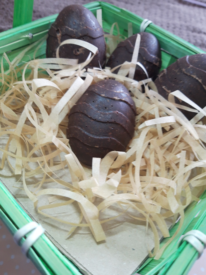Read more about the article Homemade Easter Almond Chocolate Eggs (No Refined Sugar)